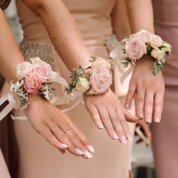 Boutonnières, corsages et bracelets floraux pour le bal de finissants