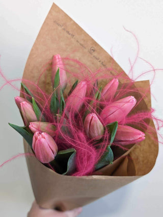 Bouquet de 10 tulipes avec plumettes de couleurs festives