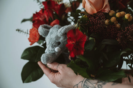 Bouquet de fleurs avec peluche