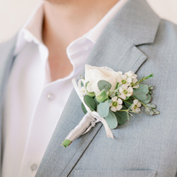 Boutonnières, corsages et bracelets floraux pour le bal de finissants