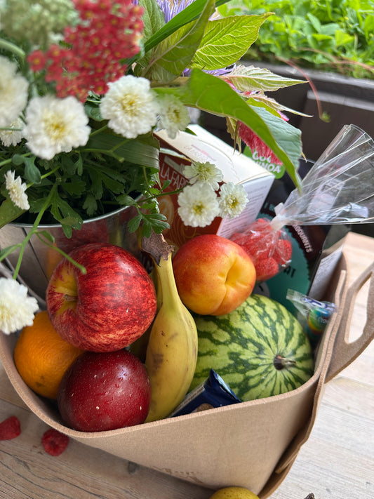 Panier de fruits, fleurs et gourmandises