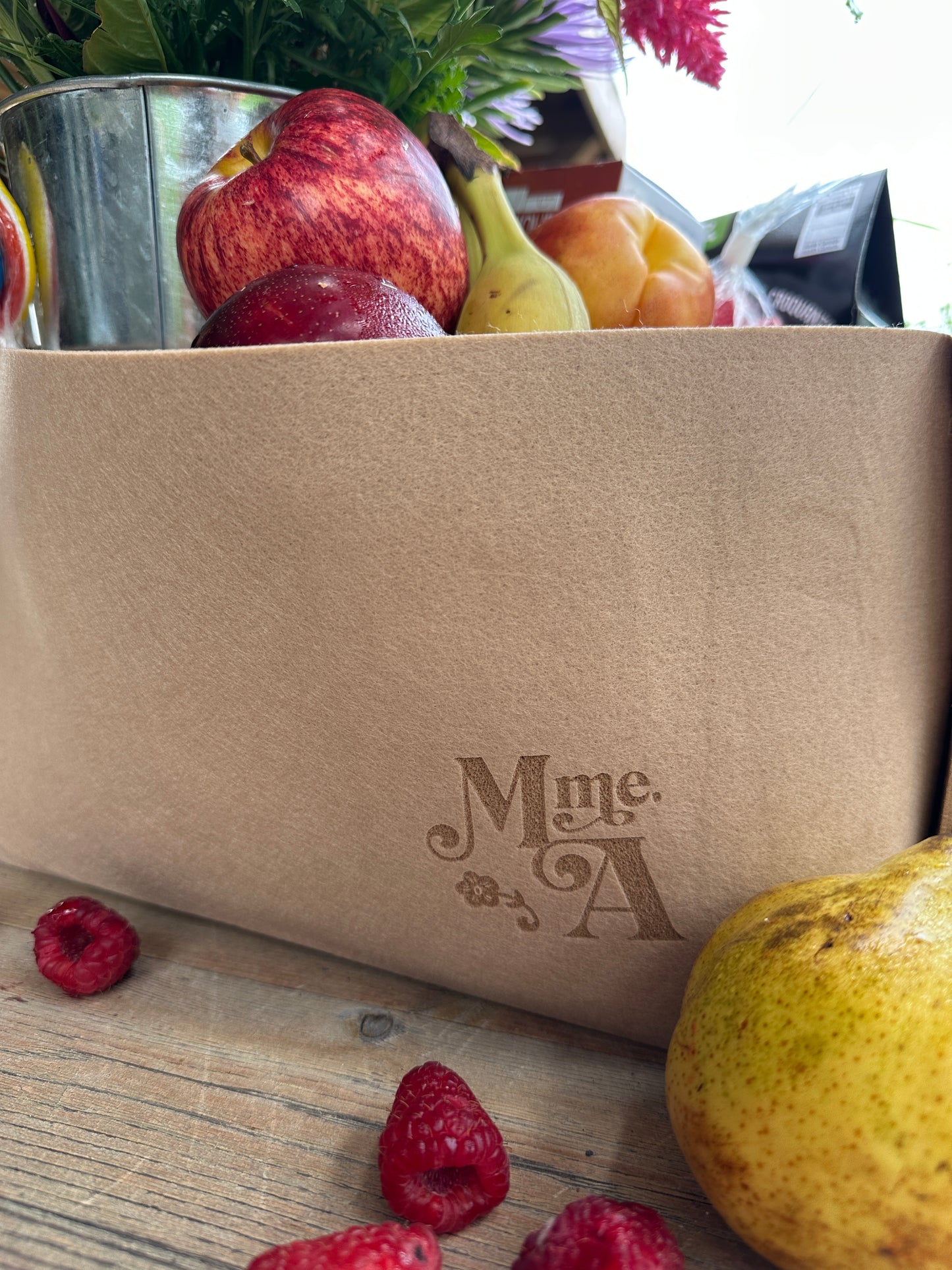 Panier de fruits, fleurs et gourmandises