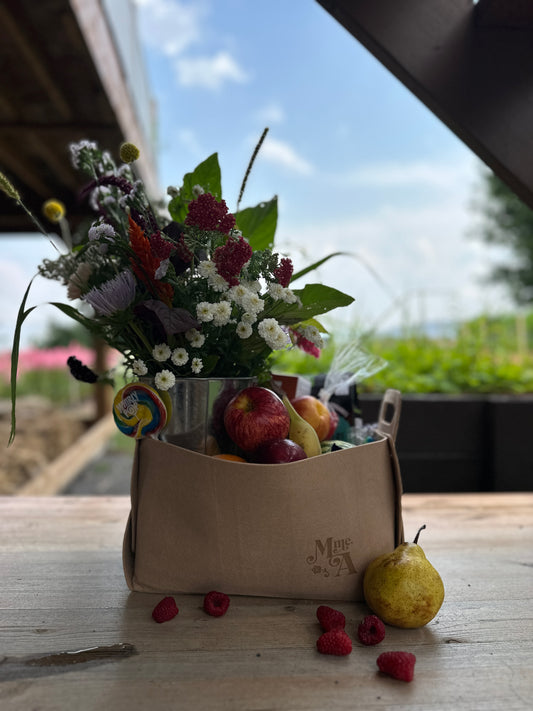 Panier de fruits, fleurs et gourmandises