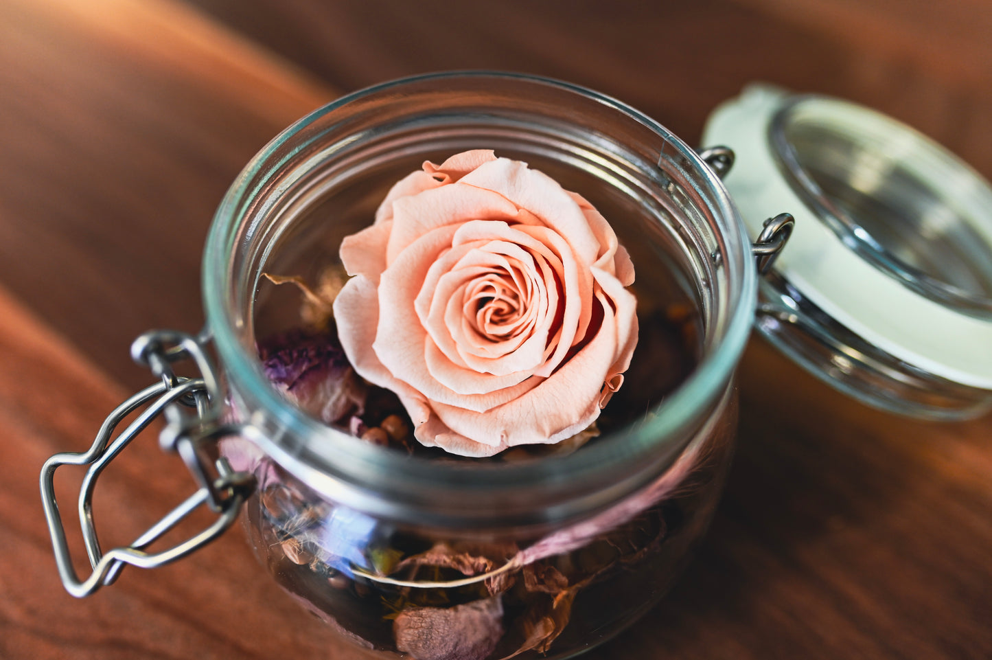 Small pot of rose (eternal rose and dried flowers)